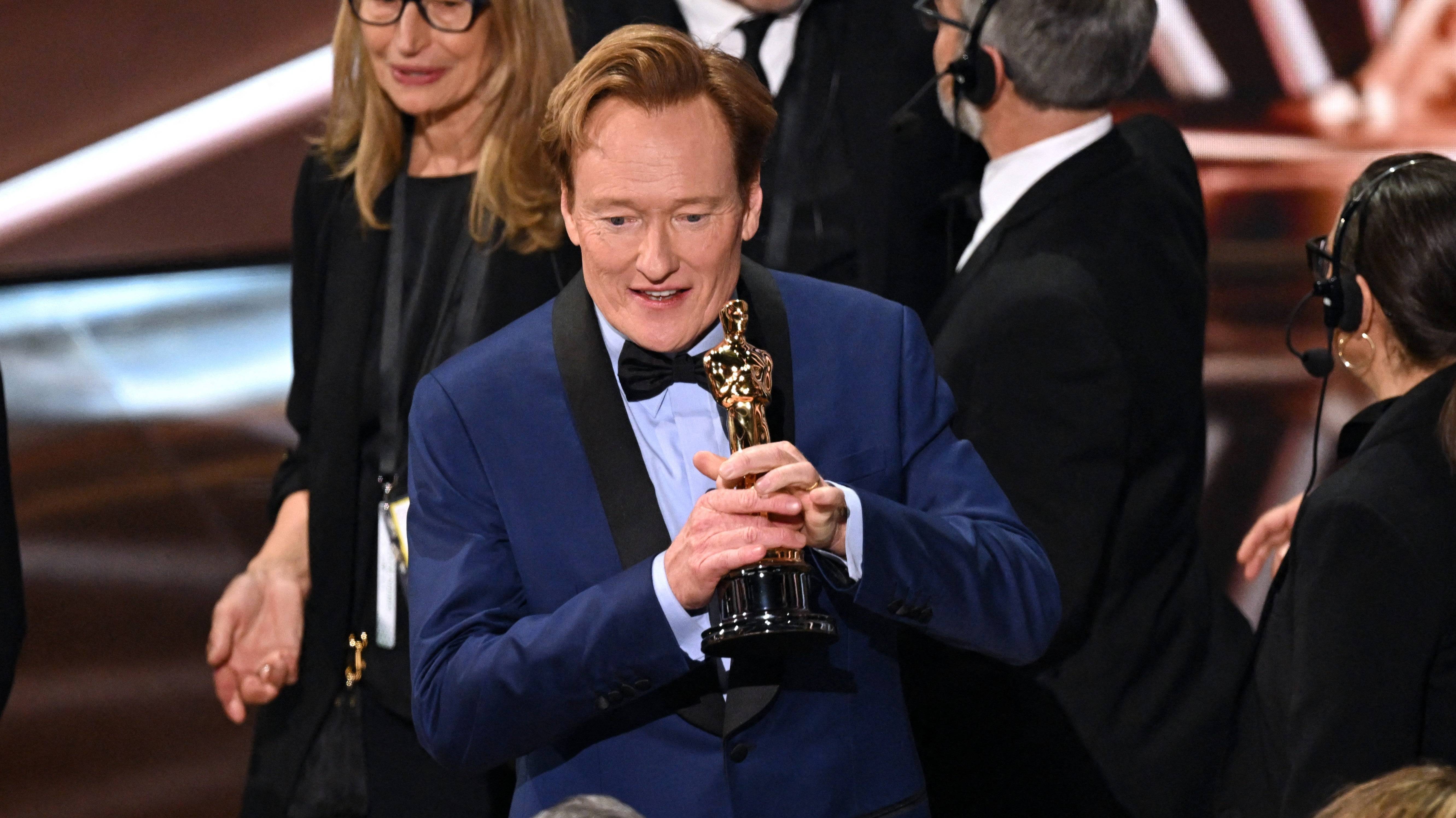 Inilalantad ni Conan O'Brien ang mga bizarre na mga panuntunan sa rebulto ng Oscar para sa mga promo