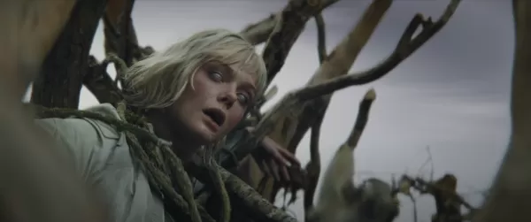 Weyland Yutani徽标在Elle Fanning的眼中。她是合成器吗？