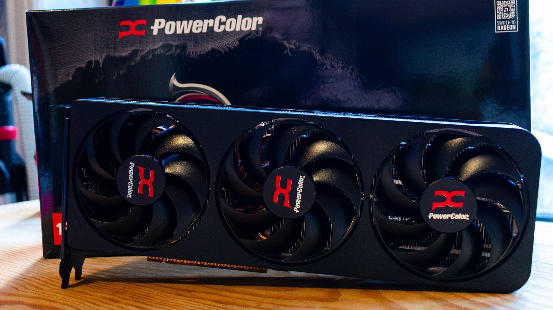 AMD RADEON RX 9070 XT 사진 2