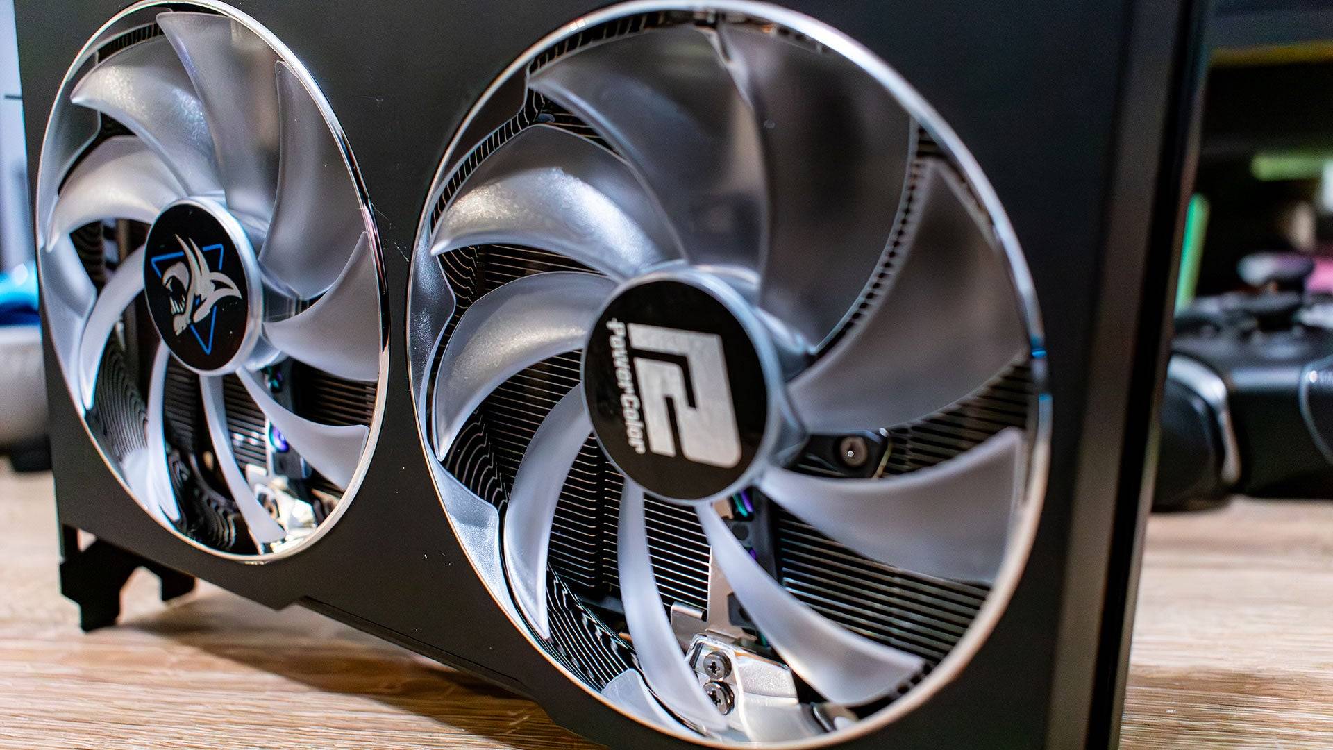 AMD RADEON RX 7600 XT 사진 1