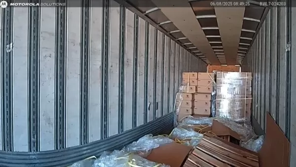 Dentro do caminhão mostrando paletes abertos dos consoles Nintendo Switch 2. Crédito da imagem: Gabinete do Xerife do Condado de Arapahoe.